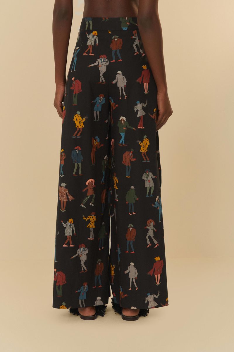 Detalle de la cintura alta del pantalón flare estampado.