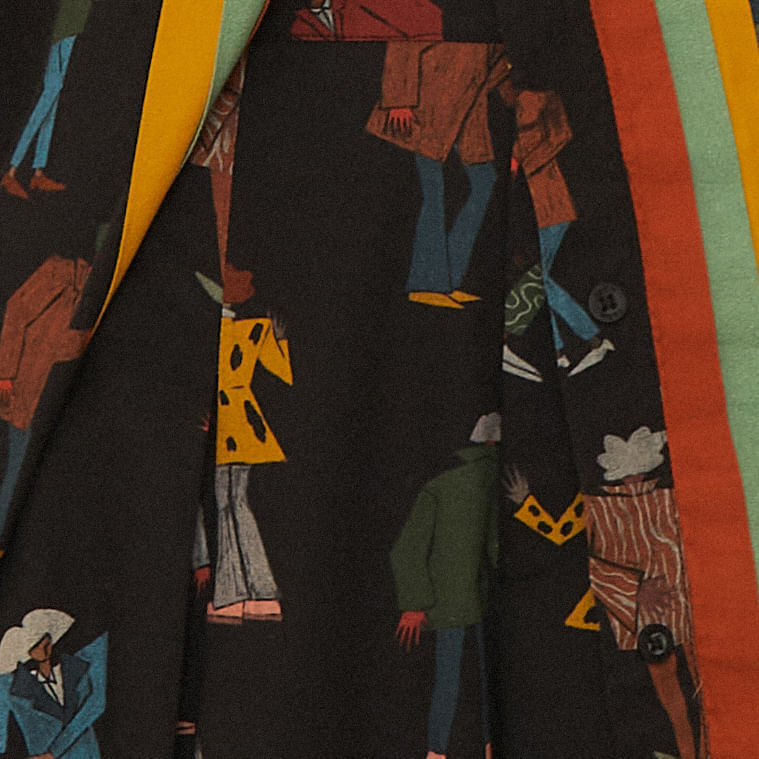 Vista-trasera-del-pantalon-flare-con-estampado-vibrante.