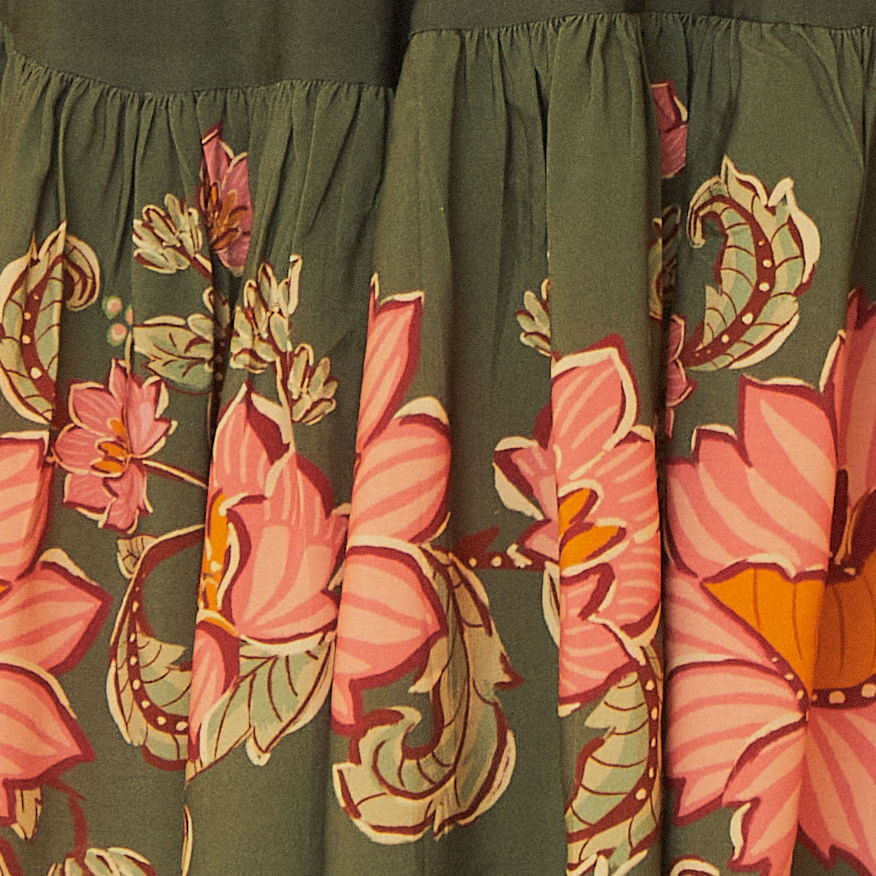 Primer-plano-de-la-manga-larga-con-estampado-floral.