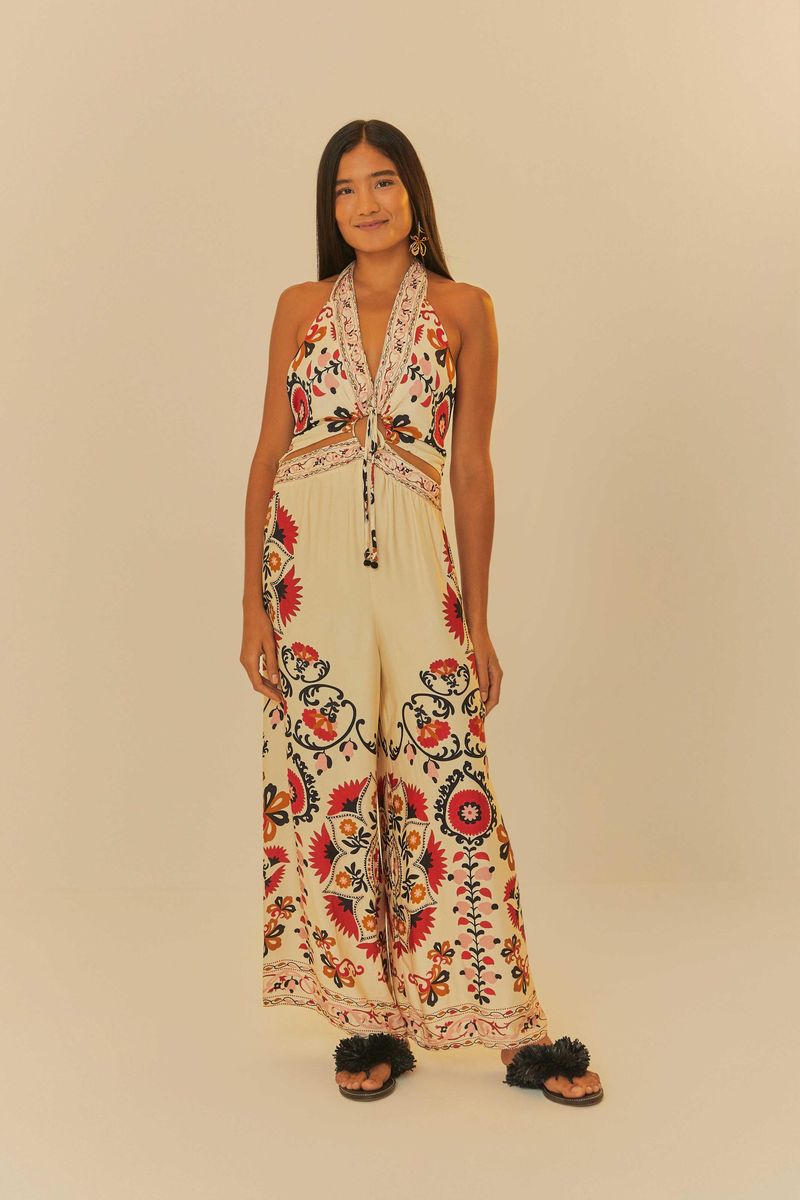 Overol estampado con tirantes halter visto de frente.