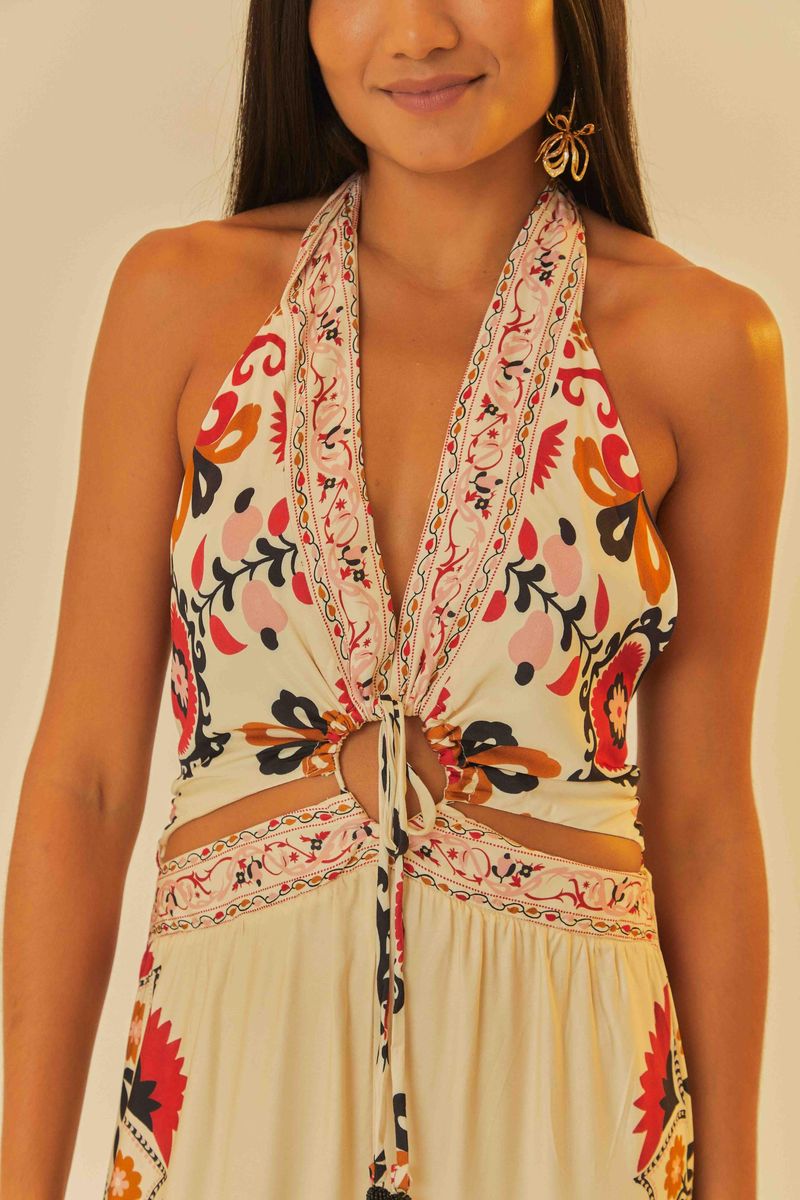 Detalle del escote halter y lazo ajustable.