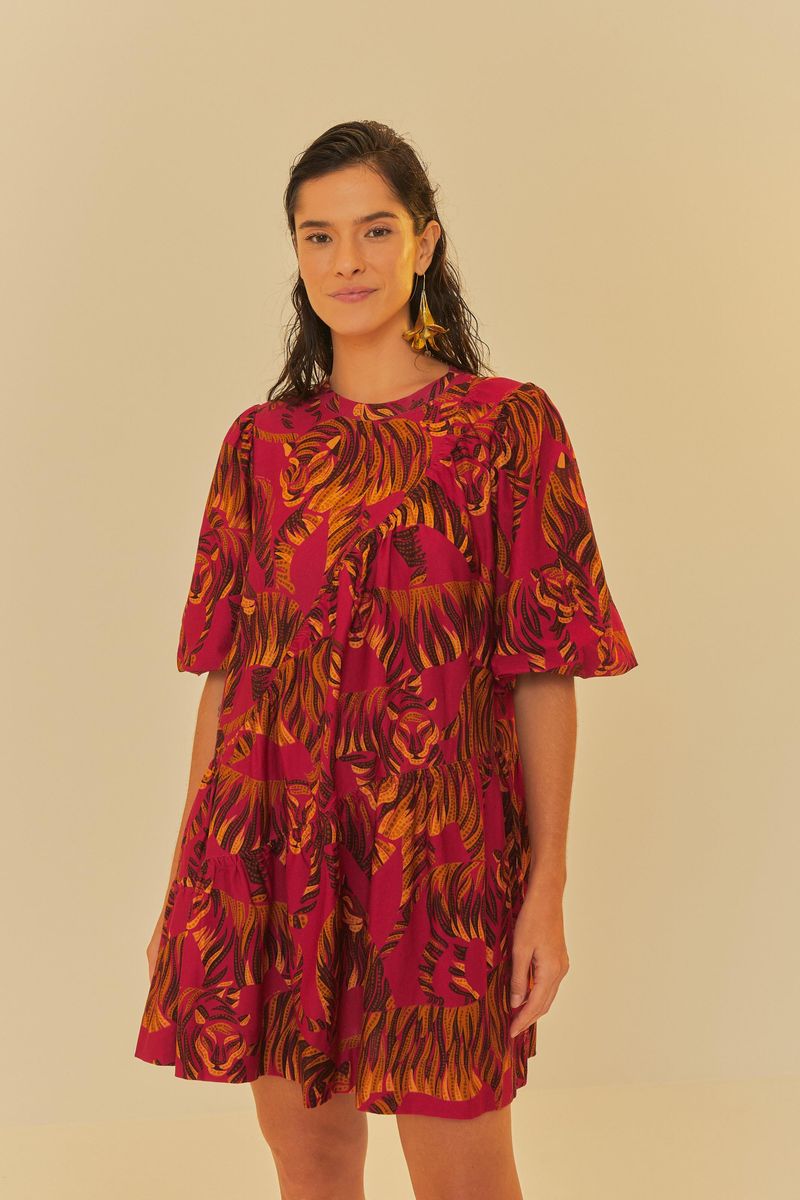 Vestido-corto-estampado-con-diseño-de-tigre-en-tonos-vibrantes-mostrado-de-frente-con-mangas-cortas-abullonadas-y-corte-acampanado.