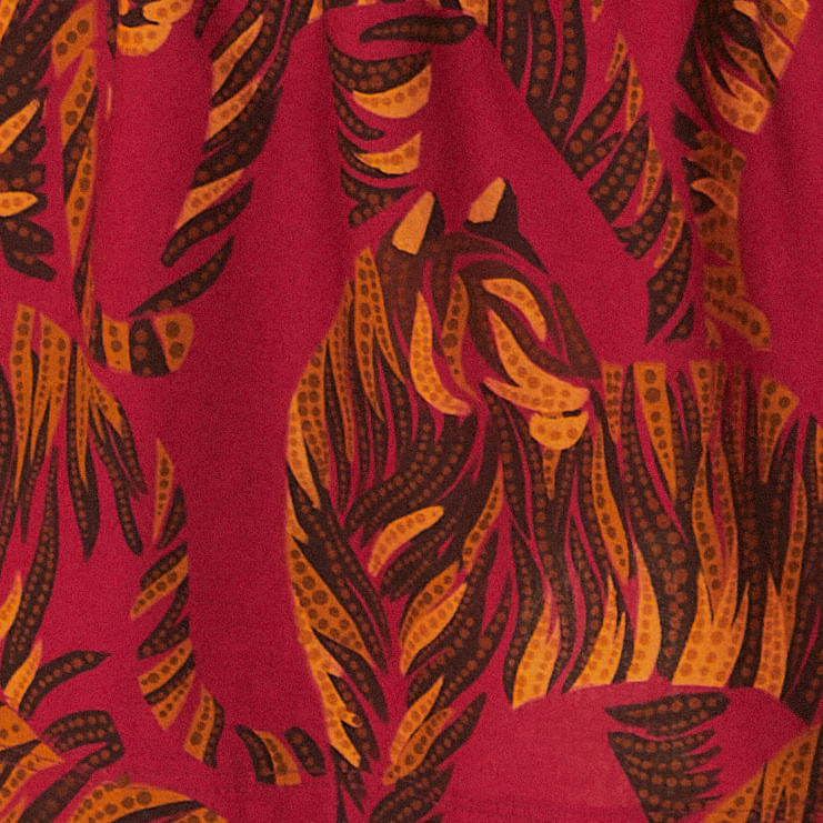 Acercamiento-del-diseño-estampado-del-vestido-enfatizando-el-patron-de-tigre-en-tonos-vibrantes.