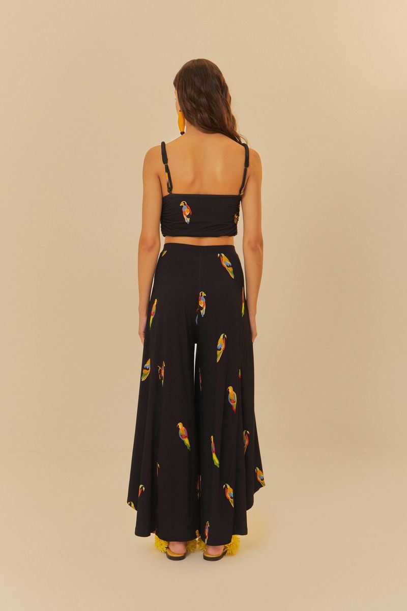 Vista-posterior-del-pantalon-tipo-palazzo-negro-con-estampado-de-pajaros-coloridos.