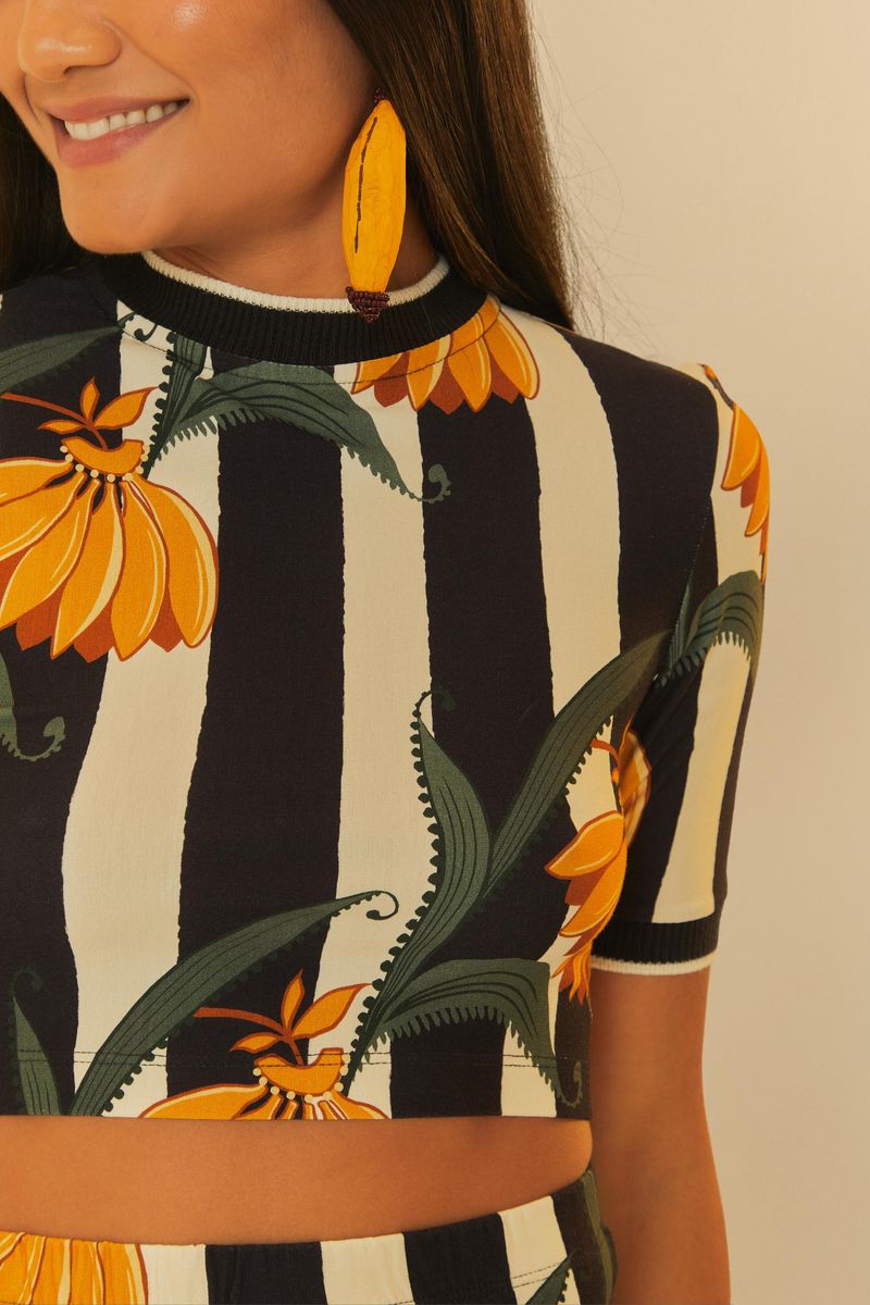 Detalle de la estampado de bananas y rayas en la blusa.