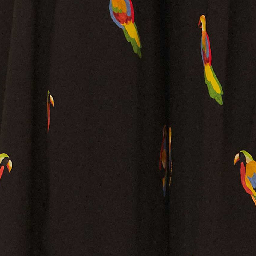 Detalle-del-estampado-de-pajaros-coloridos-en-el-pantalon-tipo-palazzo-negro.