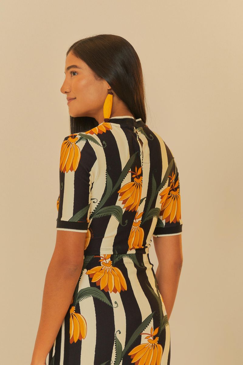 Vista trasera de la blusa estampada con rayas y bananas.