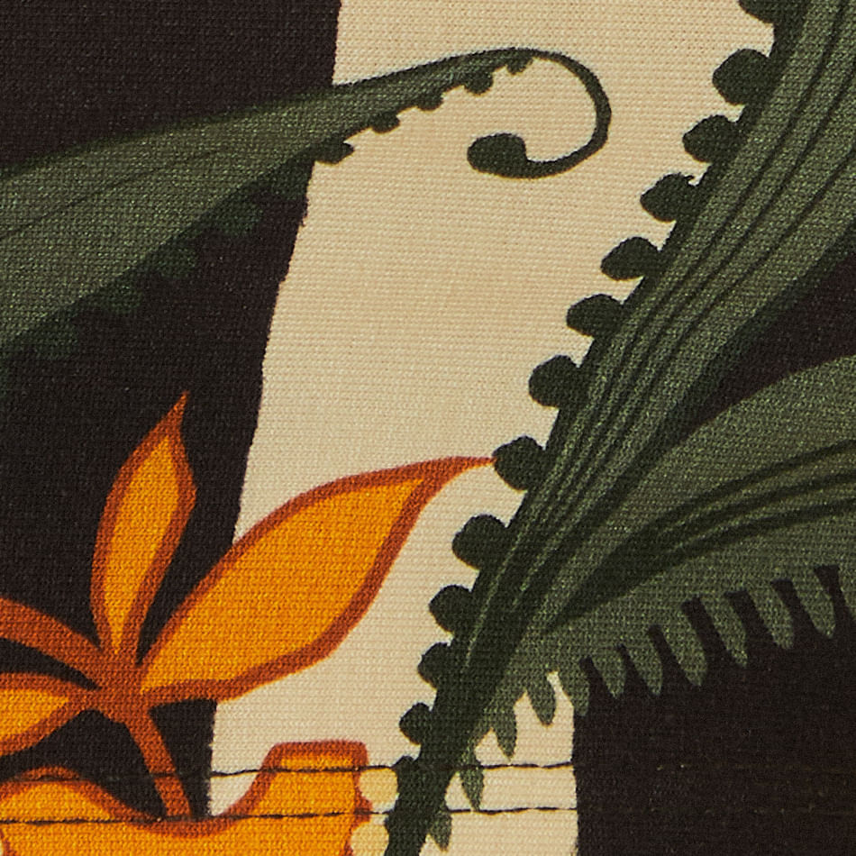 Detalle-del-escote-redondo-y-estampado-de-la-blusa.