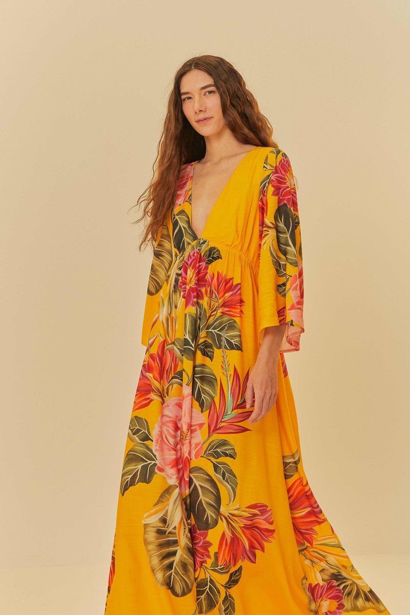 Vestido-largo-floral-amarillo-con-escote-en-V-y-mangas-largas-visto-de-frente.