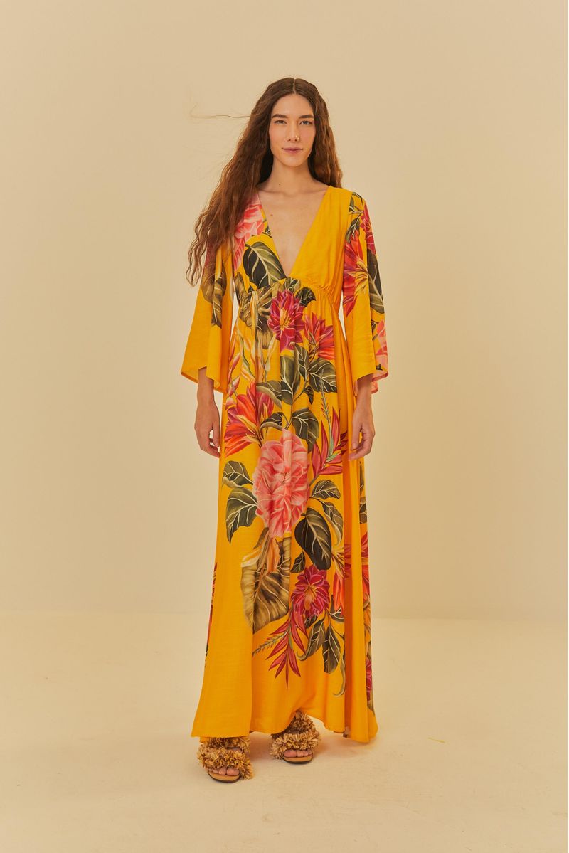 Vista frontal del vestido largo estampado floral con fondo amarillo, destacando el escote en V.