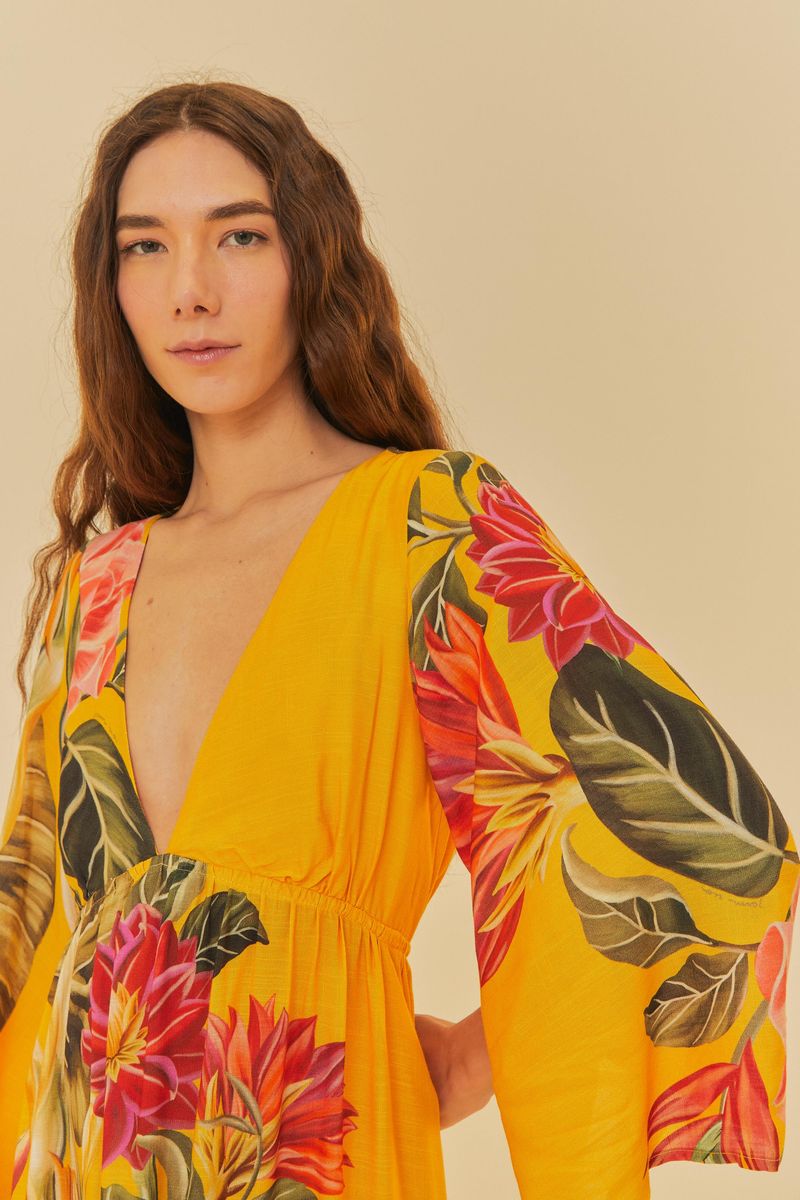 Detalle de la tela estampada floral con fondo amarillo del vestido.