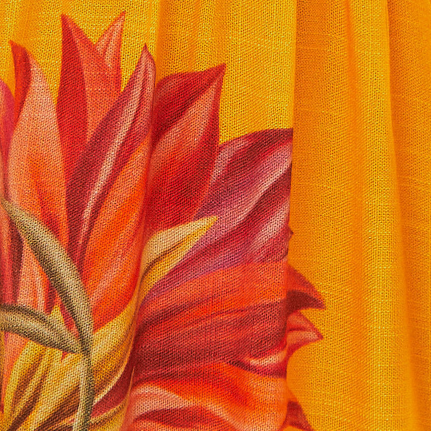Cerca-del-escote-en-V-y-de-las-mangas-estampadas-del-vestido-largo-floral.