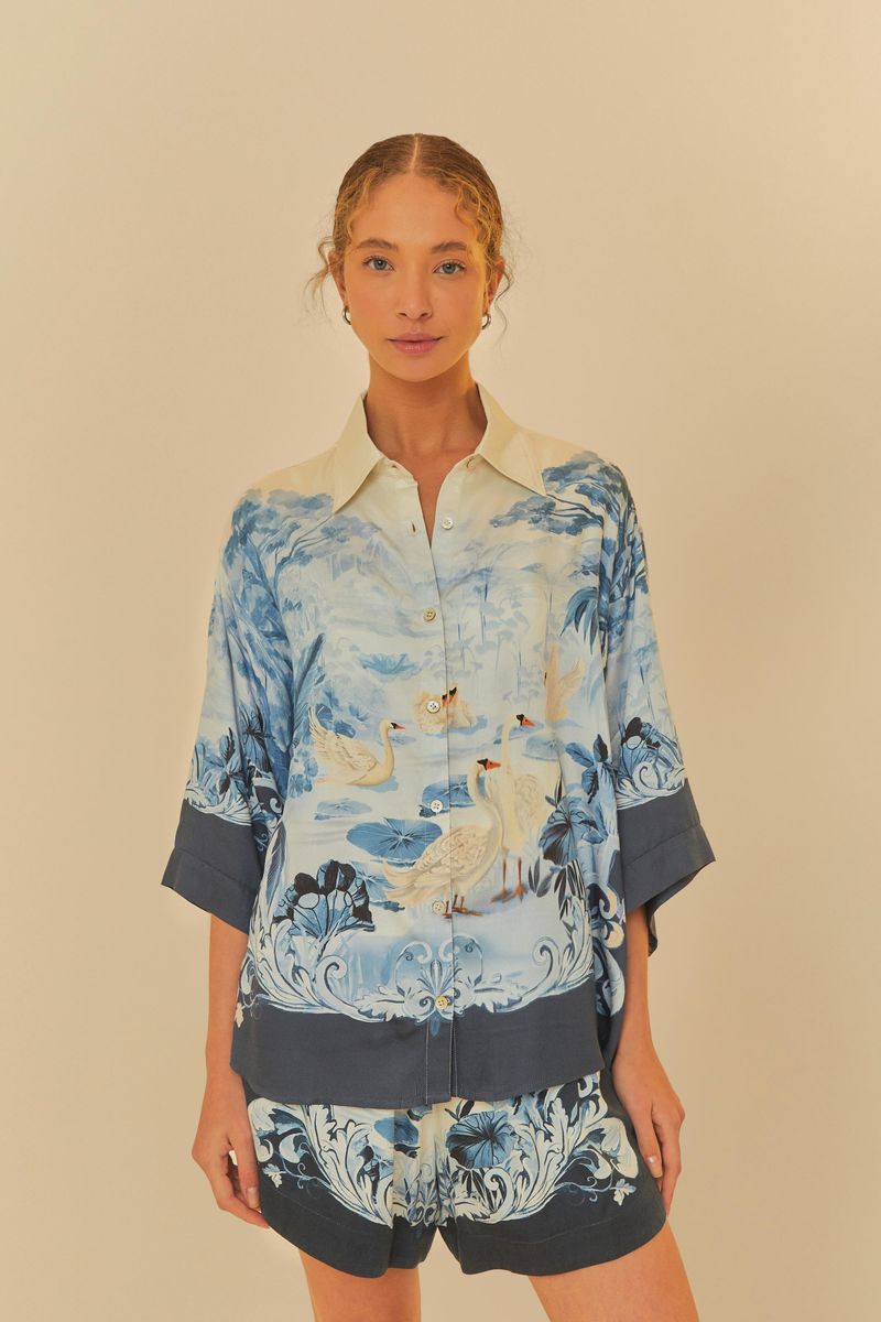 Modelo-usando-el-Short-Canto-Dos-Cisnes-con-estampado-botanico-y-pajaros-combinado-con-una-camisa.