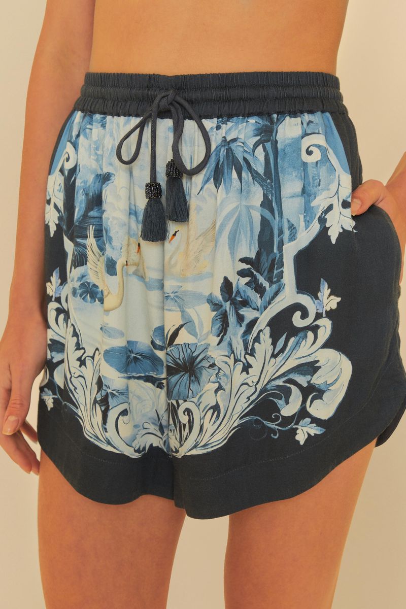 Primer-plano-del-Short-Canto-Dos-Cisnes-mostrando-detalles-del-estampado-y-cintura-elastica-con-cordon.