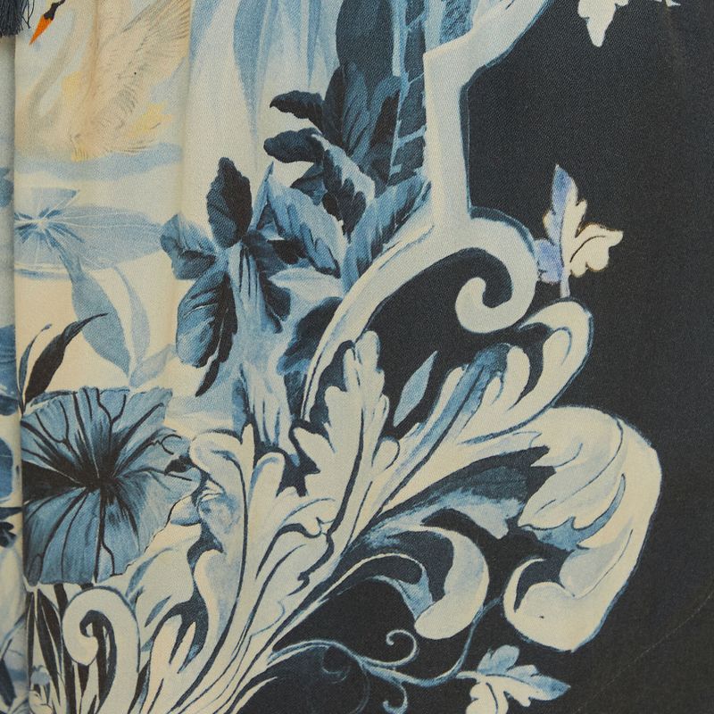 Detalle-del-estampado-botanico-del-Short-Canto-Dos-Cisnes-con-elementos-de-follaje-y-pajaros.