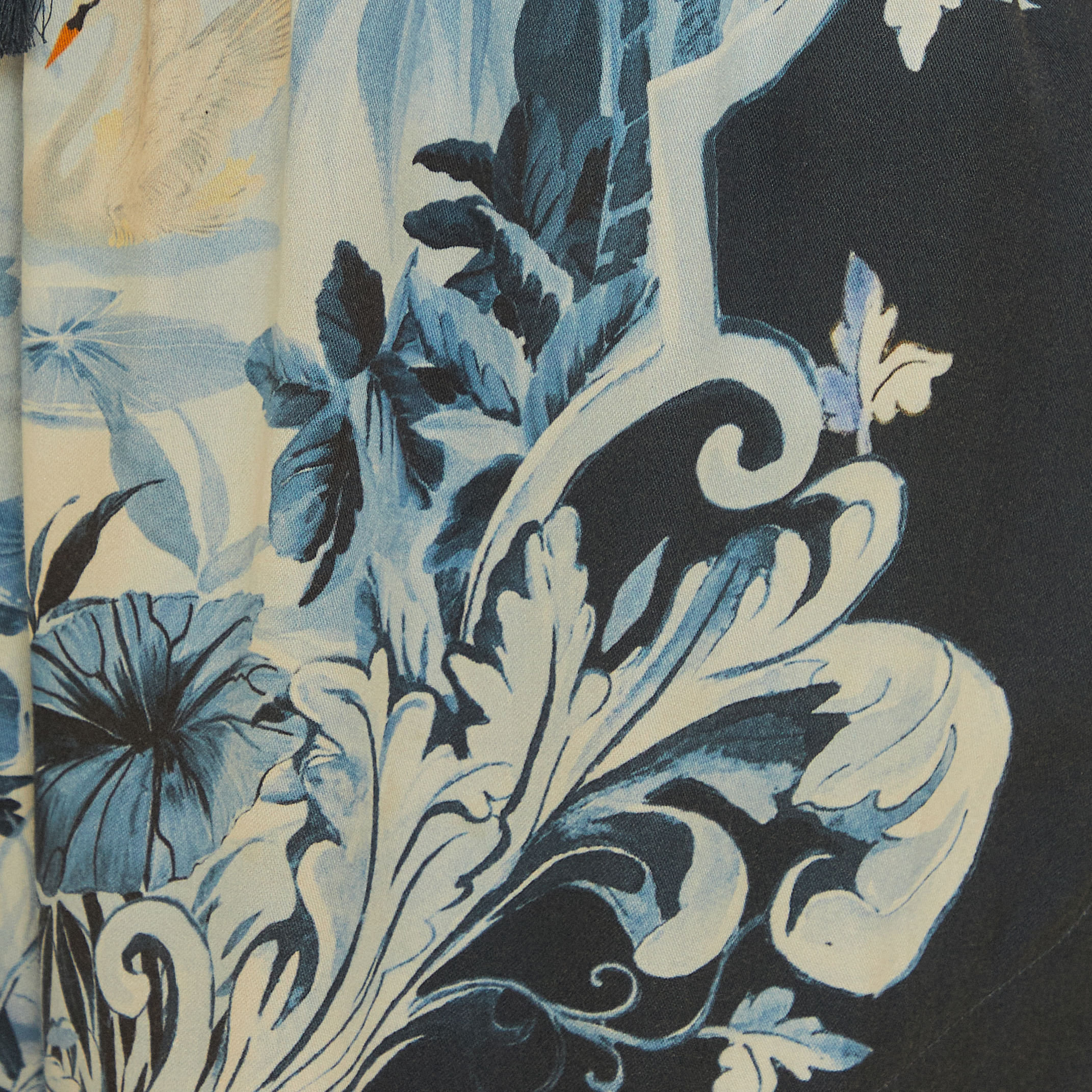 Detalle-del-estampado-botanico-del-Short-Canto-Dos-Cisnes-con-elementos-de-follaje-y-pajaros.