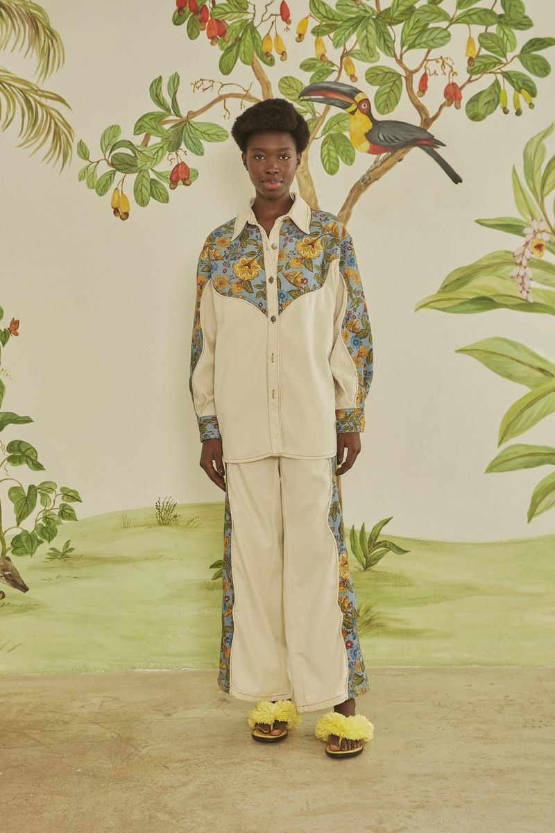 Modelo-luciendo-pantalon-sarga-mix-naturaleza-con-detalles-florales-tropicales-en-los-laterales.
