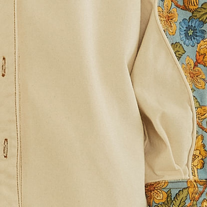 Vista-frontal-del-pantalon-sarga-mix-naturaleza-mostrando-los-detalles-florales.