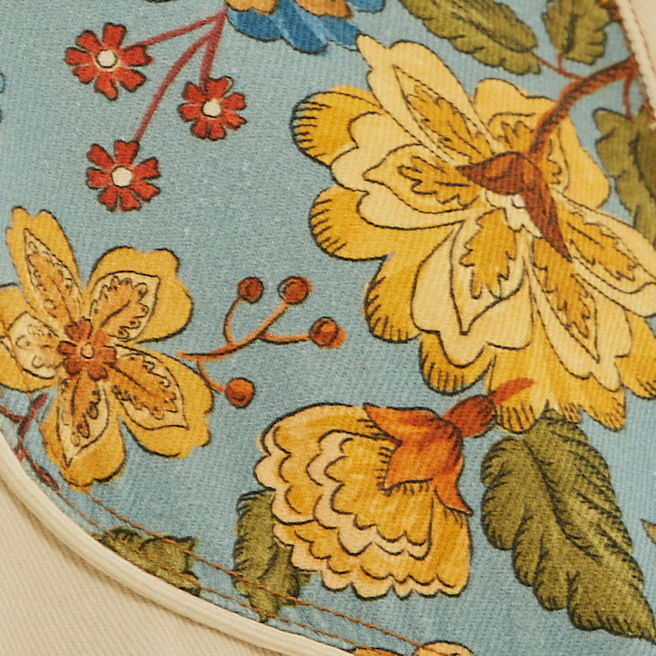 Detalle-del-panel-trasero-de-la-chaqueta-con-estampado-floral-tropical.