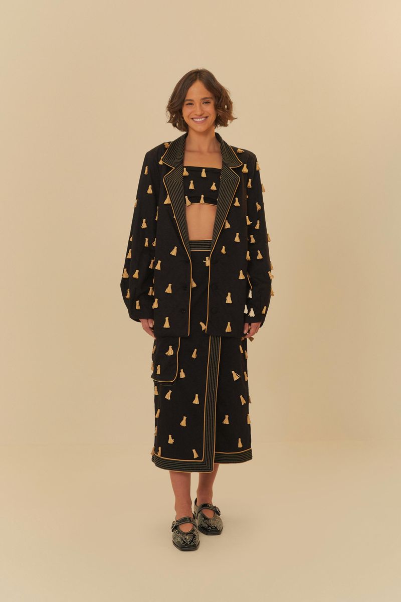 Blazer negro con borlas de rafia, vista completa.