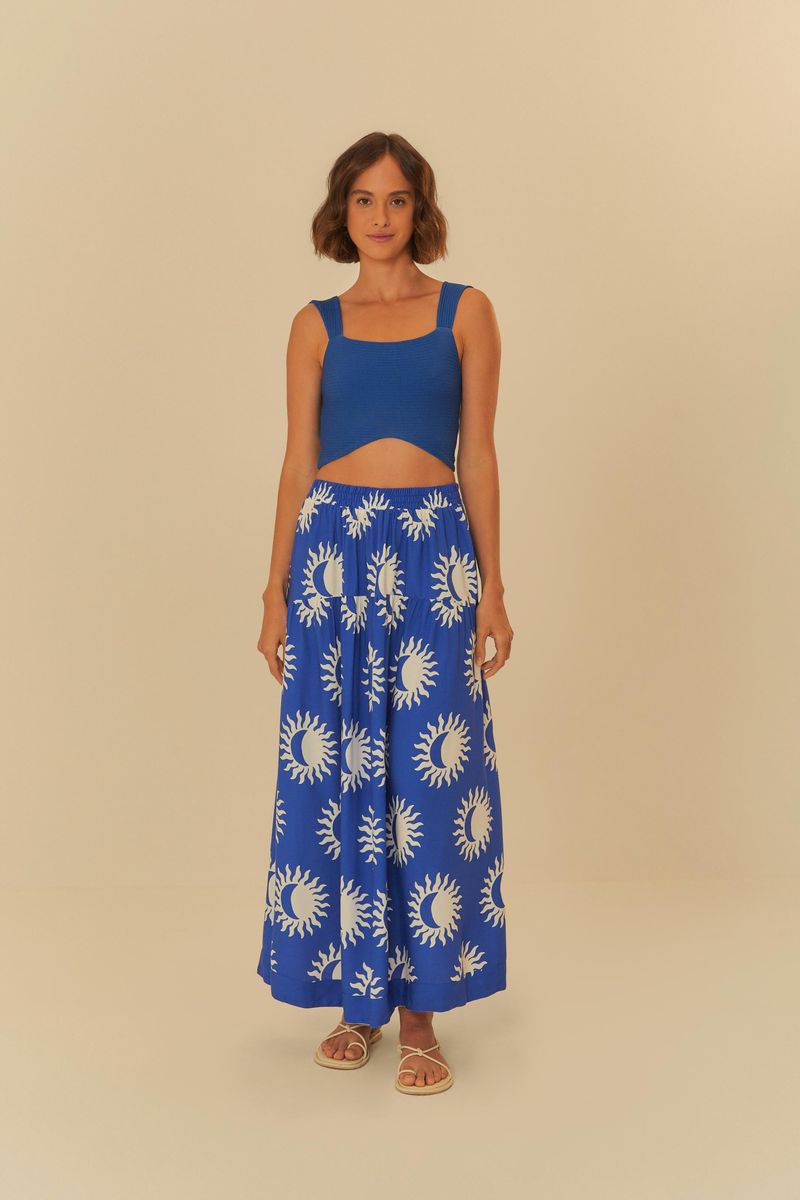 Conjunto con top azul y falda larga estampada con motivos solares y lunares.