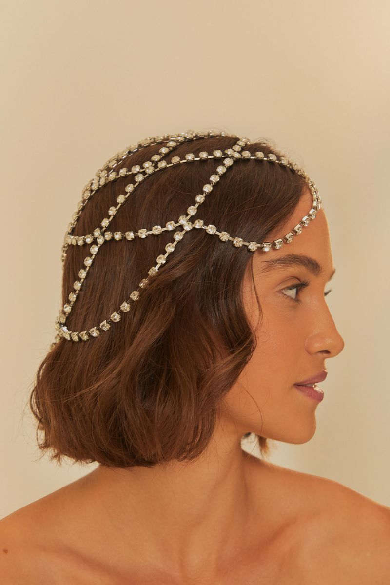 Diadema-con-cristales-brillantes-en-un-diseño-geometrico-sofisticado-vista-de-lado.