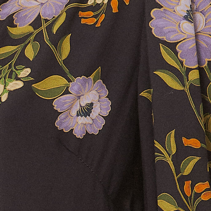 Vista-trasera-del-vestido-mostrando-el-diseño-floral-y-el-largo-midi.
