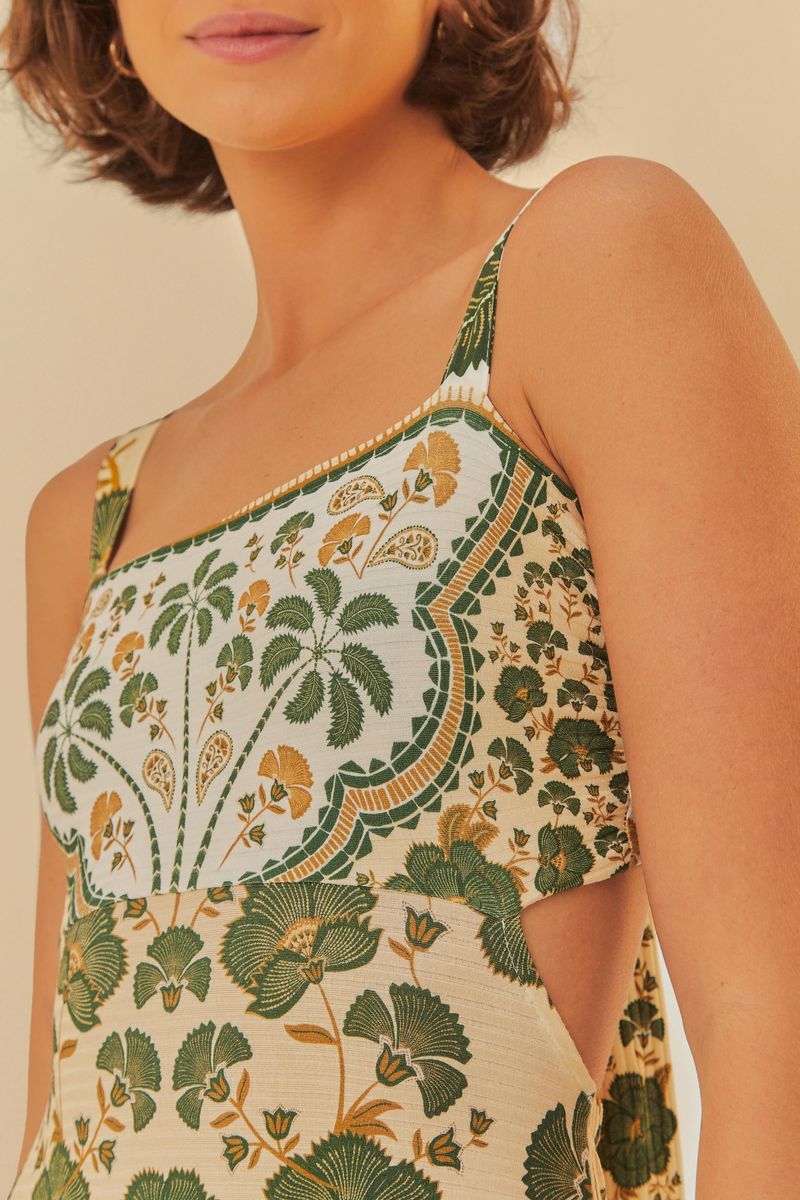 Detalle del escote del vestido midi con estampado botánico en tonos verdes y detalles florales.