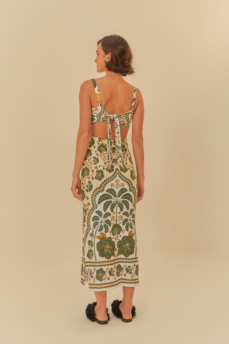 Vista lateral del vestido midi con estampado botánico en tonos verdes y detalles florales.