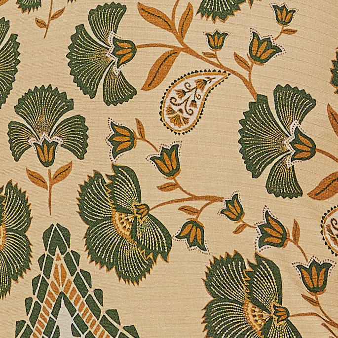 Acercamiento-del-estampado-botanico-del-vestido-midi-en-tonos-verdes-y-detalles-florales.