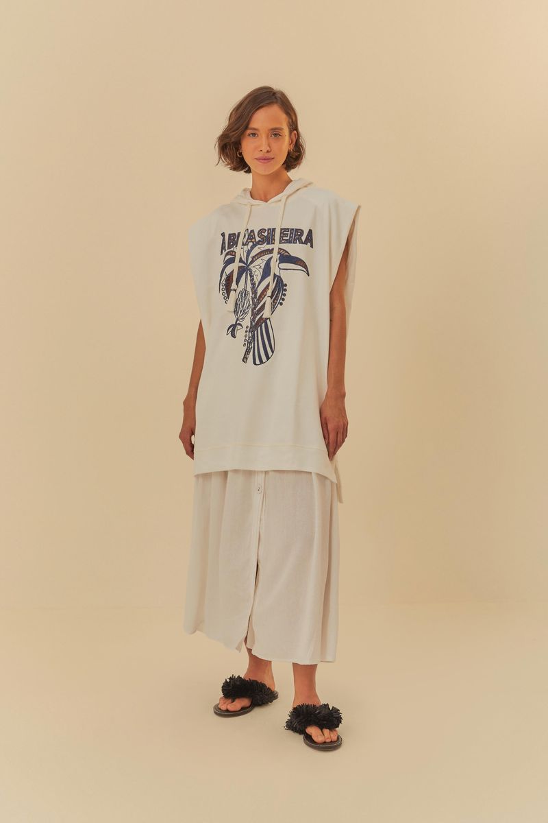 Vista-frontal-del-Vestido-Cropped-Chaleco-a-Brasileira-mostrando-el-detalle-bordado-y-el-estilo-relajado.