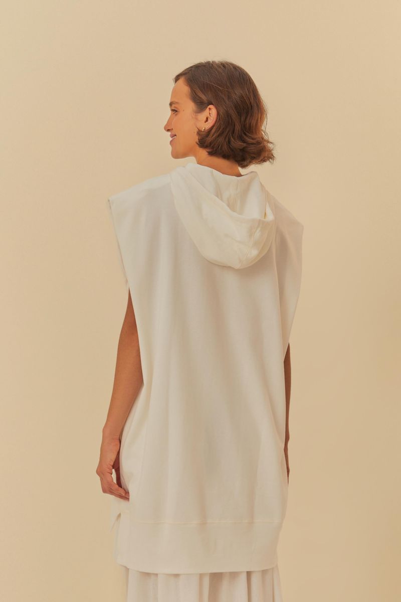 Vista-trasera-del-Vestido-Cropped-Chaleco-a-Brasileira-destacando-la-capucha-y-el-tejido-suave.