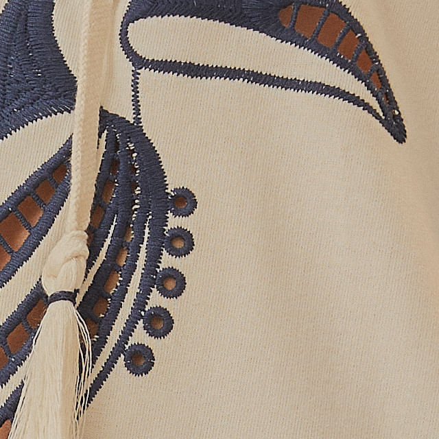 Detalle-del-bordado-en-el-Vestido-Cropped-Chaleco-a-Brasileira-mostrando-el-diseño-geometrico.