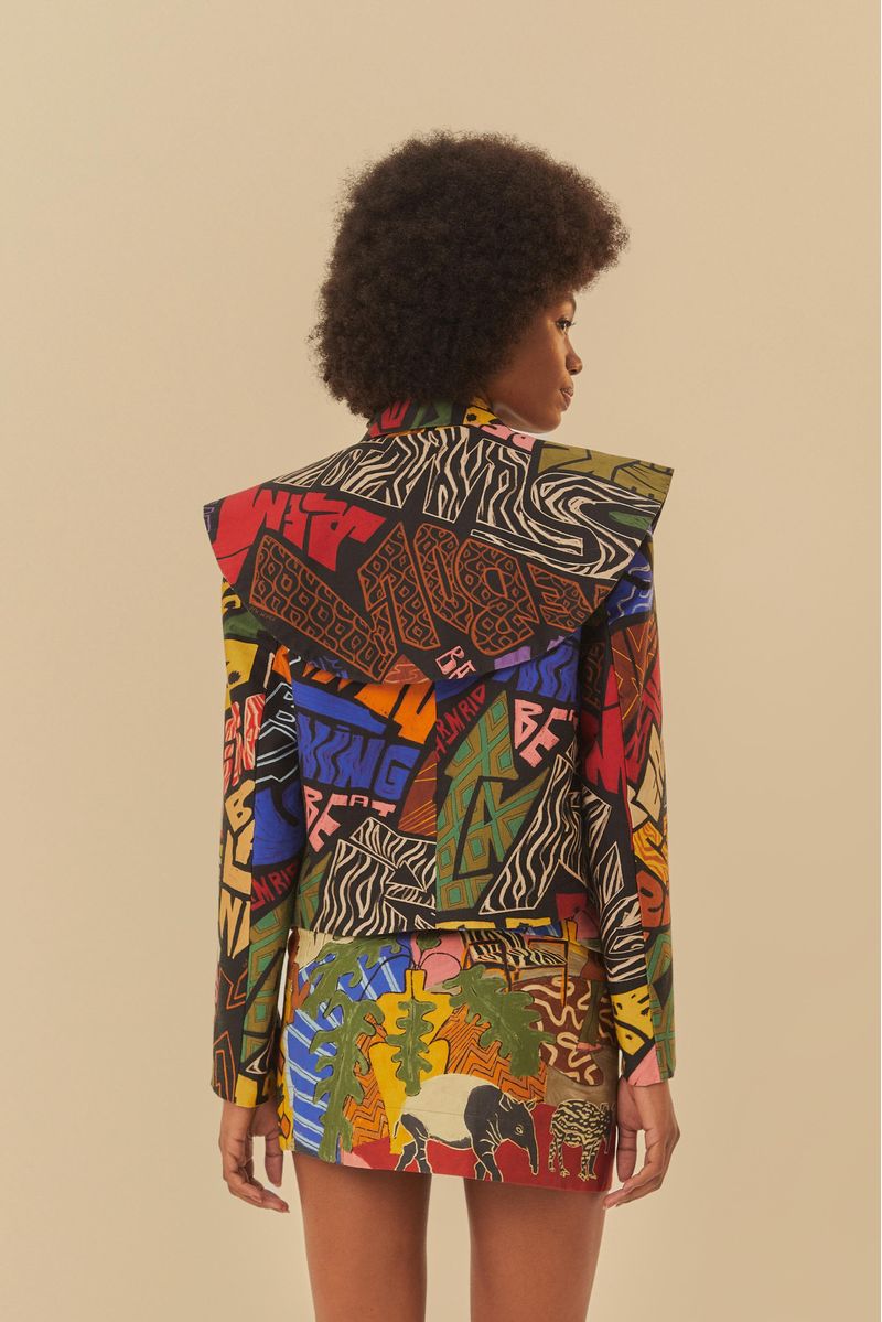Vista-trasera-del-blazer-con-estampado-grafico.