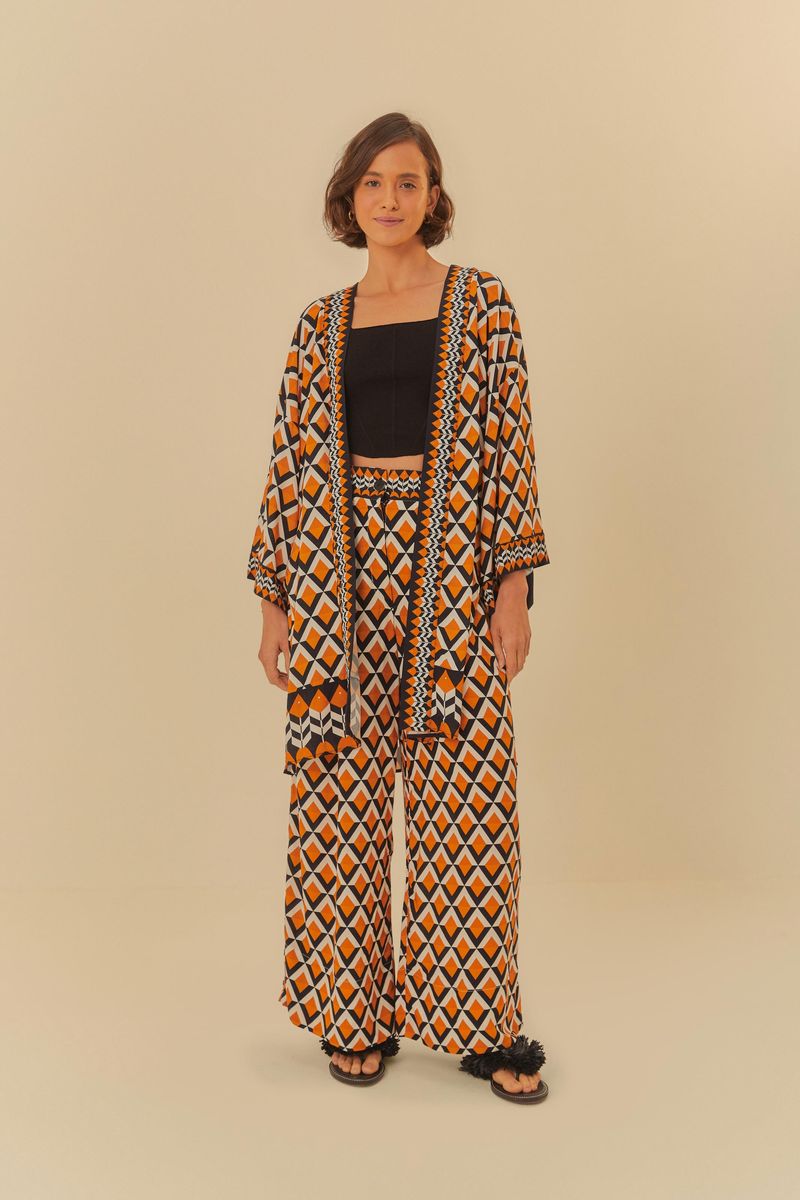 Modelo-con-pantalon-estampado-tambaqui-y-kimono-a-juego-en-fondo-neutro.
