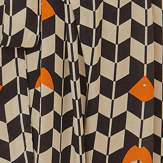 Detalle-del-estampado-geometrico-y-lazada-en-la-cintura-del-mono.