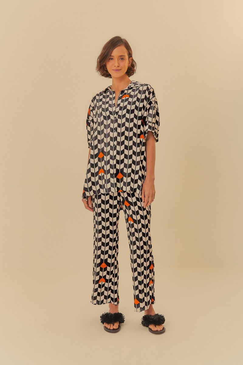 Imagen-de-una-modelo-vistiendo-un-pantalon-largo-estampado-con-patron-geometrico-en-negro-y-beige-visto-de-frente.