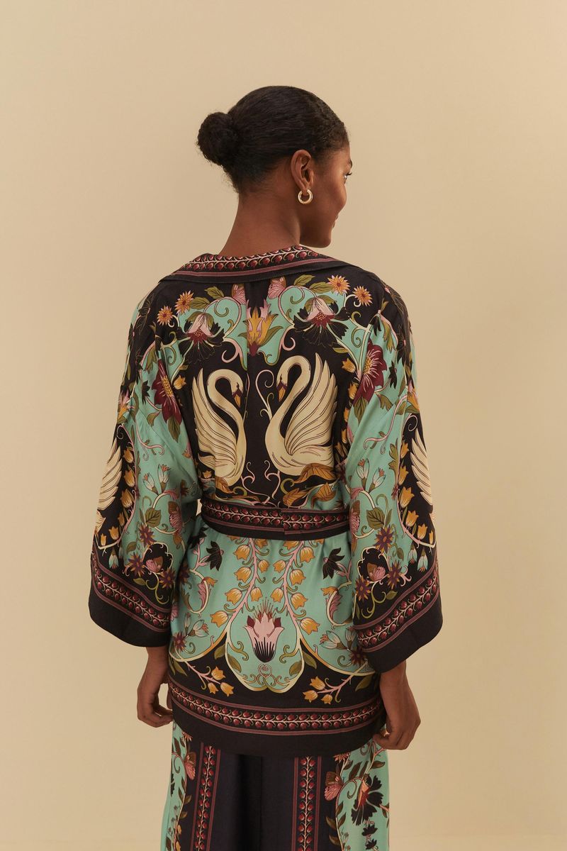 Vista-trasera-del-Kimono-Noche-de-los-Cisnes-destacando-el-diseño-de-cisnes-y-flores-ornamentales.