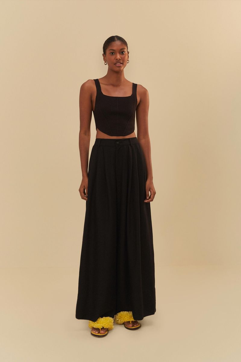 Modelo-vistiendo-pantalon-pantalona-negro-con-pliegues-vista-frontal.