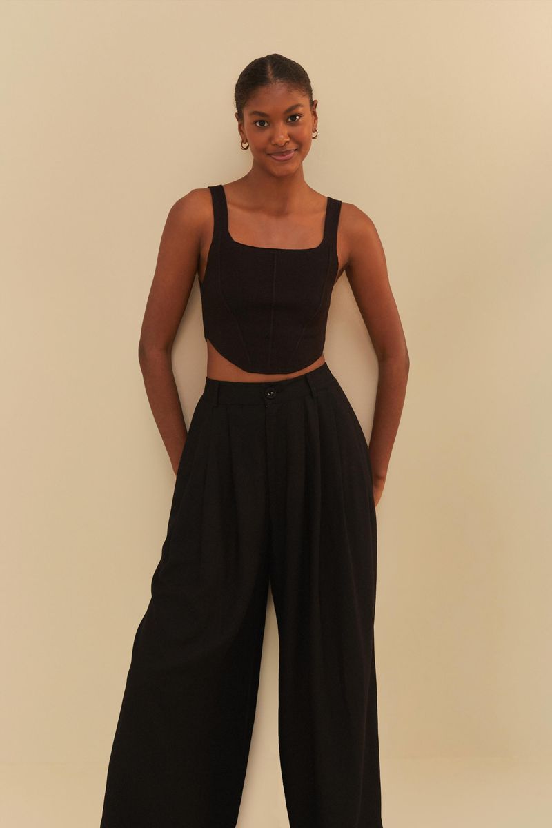 Acercamiento-del-pantalon-pantalona-negro-con-pliegues-mostrando-detalles-de-la-cintura.