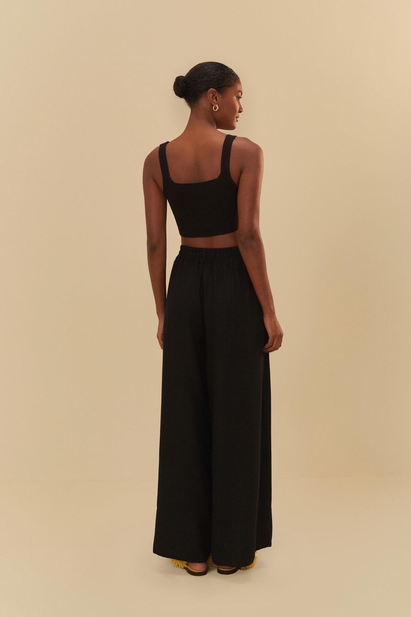 Vista-trasera-del-pantalon-pantalona-negro-con-pliegues-mostrando-el-ajuste-en-la-cintura.