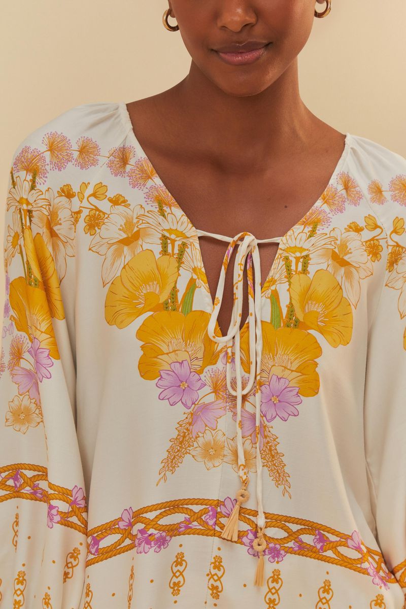 Detalle del escote en V y lazada frontal de la blusa Alice Off.