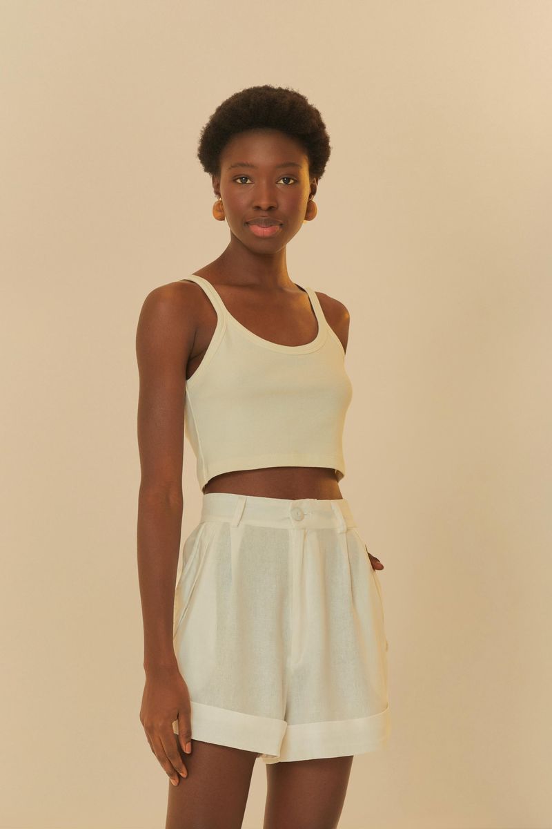 Modelo-utilizando-un-short-estructurado-beige-con-bolsillos-frontales-y-cinturon.