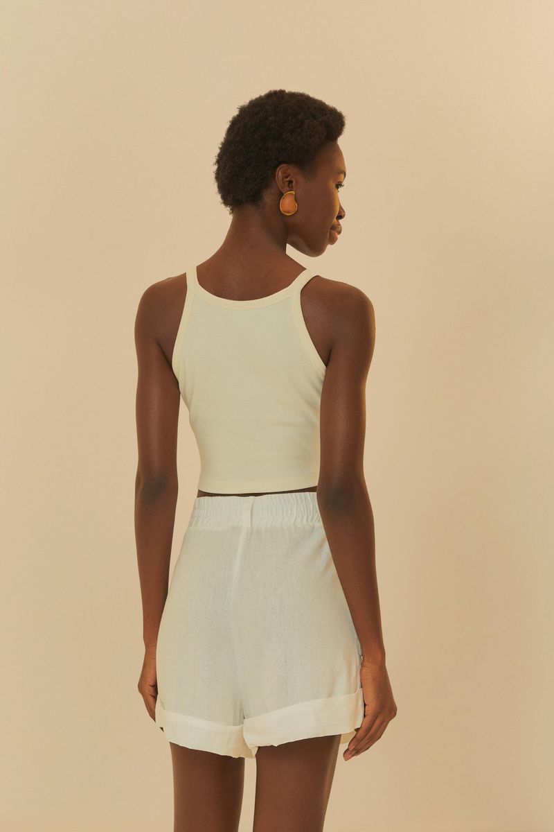 Modelo-utilizando-el-short-estructurado-beige-con-una-blusa-casual.