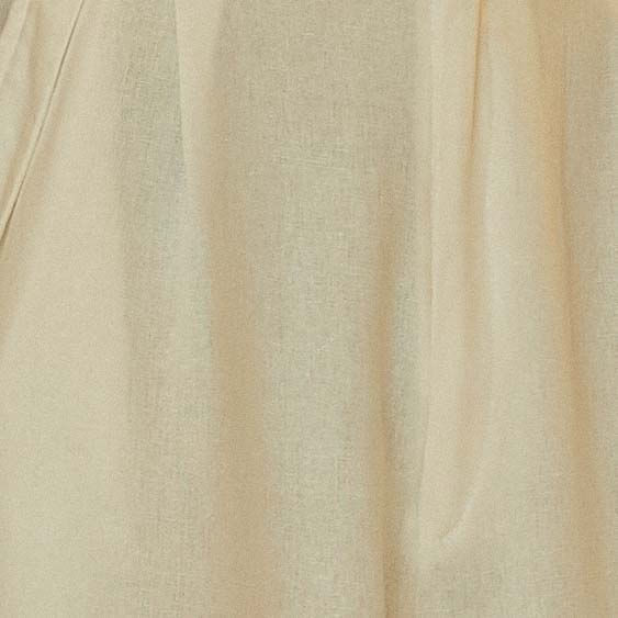 Detalle-de-la-tela-liviana-y-fresca-del-short-estructurado.
