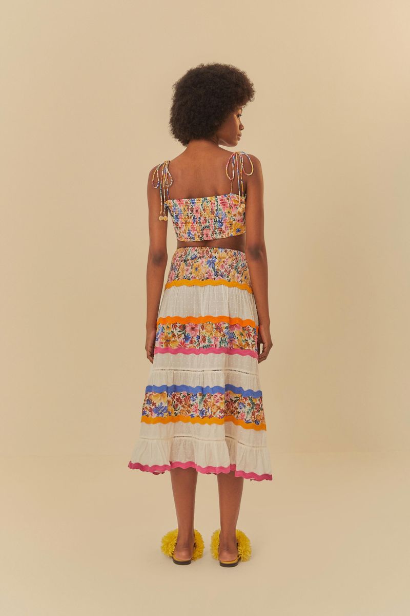 Vista-trasera-de-la-falda-artesanal-Lenco-Floraline-mostrando-la-longitud-midi-y-detalles-del-estampado.