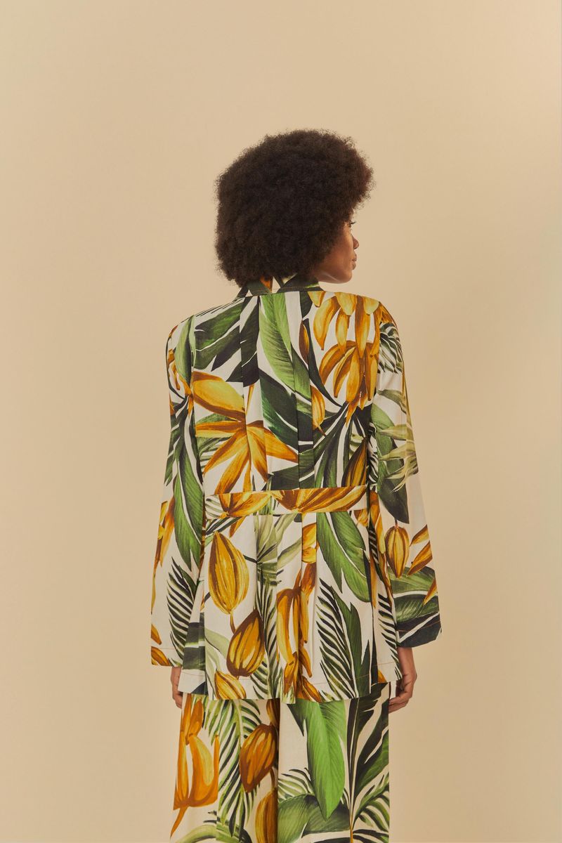 Vista-trasera-del-Blazer-Bananarte-mostrando-el-estampado-tropical-completo.