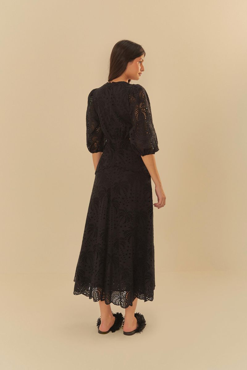 Vista-trasera-del-vestido-largo-negro-con-detalles-de-bordado-laise-y-estampado-tropical-de-palmas.