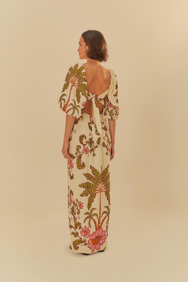 Detalle del estampado tropical del vestido, con elementos botánicos y florales.