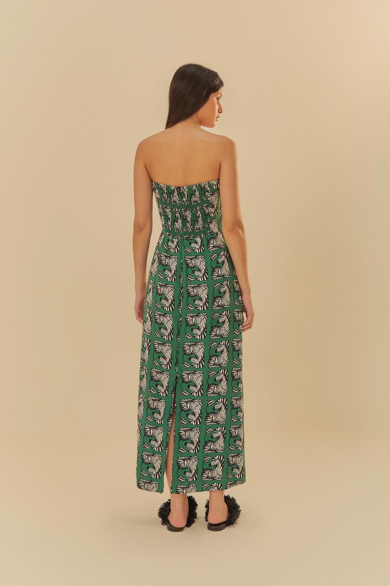 Vista-posterior-del-vestido-largo-sin-tirantes-con-estampado-de-cebras-sobre-fondo-verde-exhibido-en-fondo-neutro.